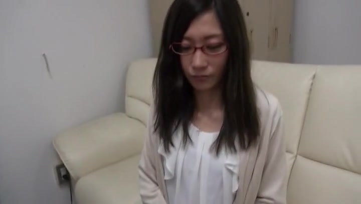 公司老总趁午休时间,在办公室拉掉秘书的内裤强干了她 女神可惜了