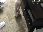 大鸡巴哥酒店双飞两个制服妹子其中一个下面有血迹720P高清