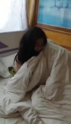 身材娇小的漂亮女友插比流血不让拍，枕头巾擦出血来