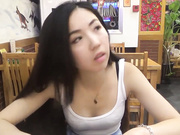 湖南妹丽华请老外男友吃东北菜在餐厅吹舔酒瓶服务员在旁边偷笑
