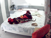 360水滴监控偷拍爱裸睡骚女手机看完片子用内裤去擦B