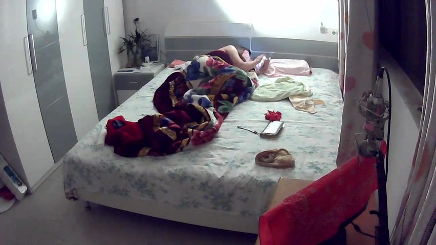 360水滴监控偷拍爱裸睡骚女手机看完片子用内裤去擦B