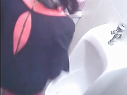 最新流出商场内部员工女厕偷拍第三季几个操蛋女一块抢着尿