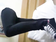【父女乱伦】上高中的女儿用脚和嘴帮爸爸解决生理问题