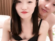 性感红唇美少妇和大屌炮友操逼抓起大屌一顿口