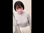借了高利贷无法偿还的漂亮女生被债主堵在公共厕所用身体抵债