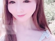 大奶美眉海边展示诱人的娇躯白虎鲍鱼超粉