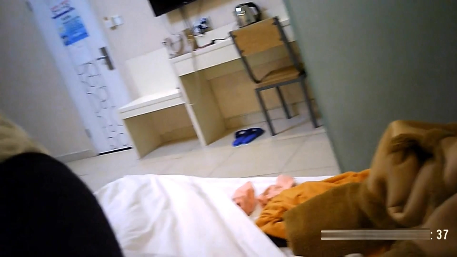 獨家推薦 賓館鐘點房電話約了個身材苗條長發小姐姐全套服務 貌似屋裏有點冷幹的太倉促有點不爽 對白有趣～1080P高清