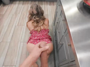 约翰尼的女朋友凯勒·奎因和他的新辣继母科里·蔡斯满足他的性需求