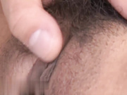 热辣的日本女孩用她湿漉漉毛茸茸的阴户性交