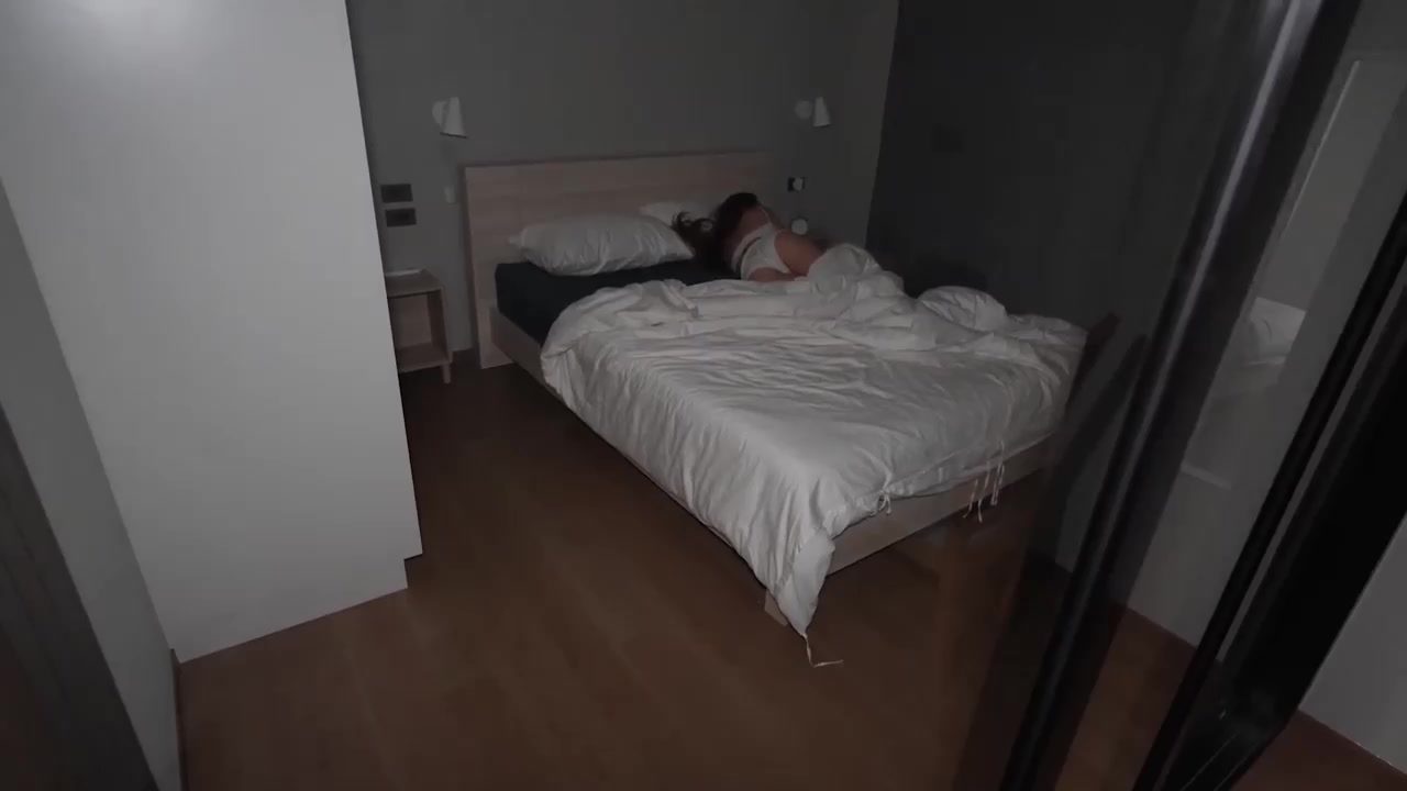 丈夫回家晚了，用他的大鸡巴插在我的嘴里和阴户里乞求原谅