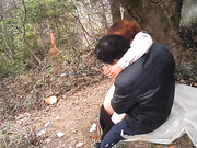 物業經理眼鏡大叔公園樹林裏找了個卷發氣質熟女少婦啪啪野戰 揉奶摸逼無套連續抽插內射 方言對白 1080P高清原版