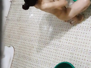 夜晚爬進農村院子裏趴著透氣窗拍攝漂亮小少婦沐浴更衣 貌似家裏養了條狗差點被咬 露臉高清