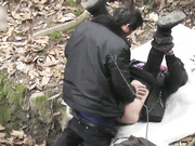 猥瑣中年大叔公園密林中約了個豐滿兼職少婦啪啪野戰 貌似下面保養的還不錯感覺超級爽～720P高清
