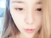 颜值不错粉奶粉逼妹子诱惑秀 情趣透视装对着镜子自摸沙发翘屁股漏粉逼 很是诱惑不要错过