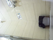 某商場公共衛生間拍攝到的制服妹子如廁 邊扣鼻屎邊尿尿顏值蠻高的 露臉高清