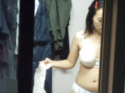 某小區出租屋拍攝到的妙齡女子更衣 苗條身材堅挺美乳絕對誘惑十足 1080P原版高清 (2)