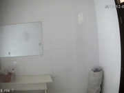 精品推薦 未流出過的小旅館衛生間鏡子高清偷拍裸體美女少婦 雪白肌膚堅挺美乳看得讓人欲火焚身（第三部）原版高清