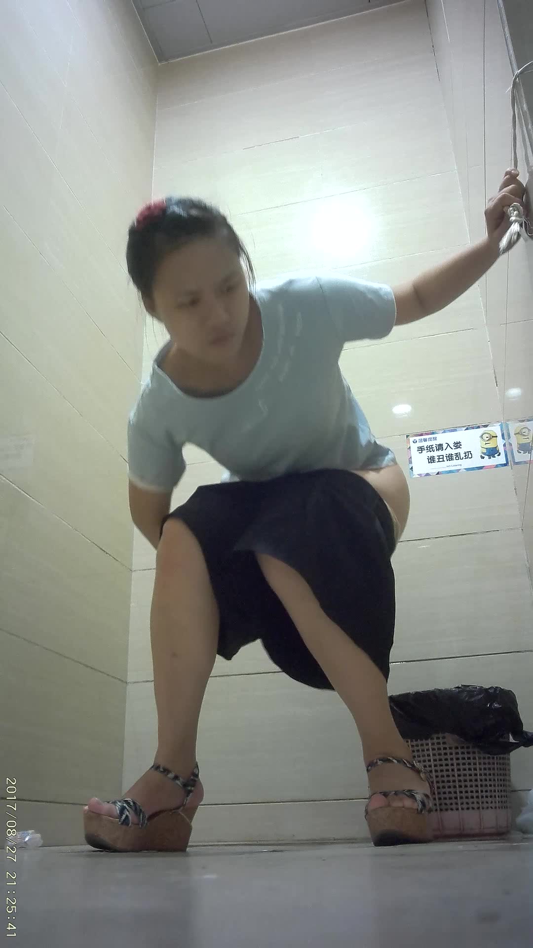 某大型商場公共衛生間拍攝到的各式美女如廁 有個戴著大金鏈子的小姐姐很仔細的摩擦陰唇很大的毛穴 1080P高清