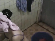 精品推薦 手機拍攝到的出租屋浴室裏在飯店做服務員的打工妹沐浴更衣 顏值不錯就是奶子小了點 720P原版高清