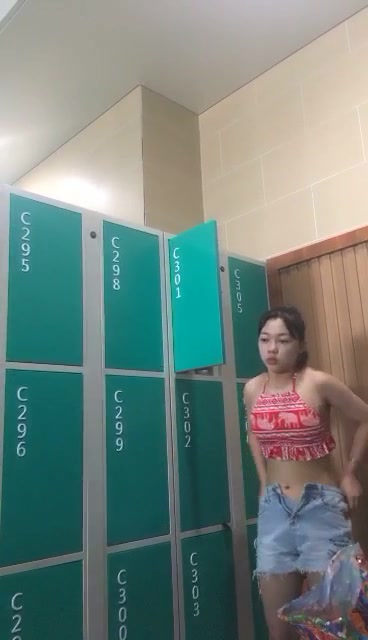 精品福利！國內某大型室內溫泉娛樂水世界拍攝女士更衣間年輕妹子沐浴更衣 雪白肌膚堅挺美乳絕對誘惑 原版高清