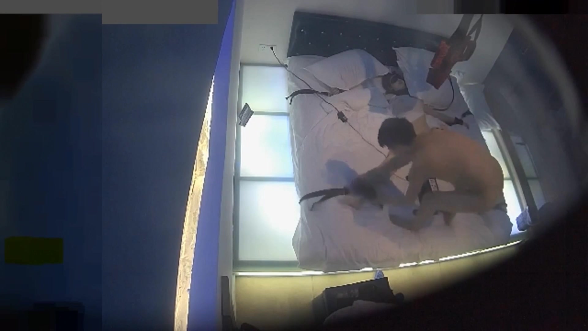 商務賓館鐘點房拍攝到的一對非常有情趣的年輕小情侶開房愛愛 道具炮機捆綁各種調教幹得欲仙欲死 1080P高清