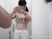 某商場女士內衣店試衣間連續拍攝到的年輕漂亮妹子試換內衣 雪白肌膚堅挺美乳看得讓人欲火焚身 原版高清