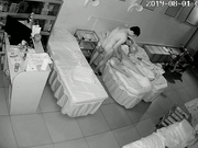 最新流出-某養生館美容院夫妻倆關門後當著睡著的兒子面瘋狂啪啪過性生活（完整版）～720P高清