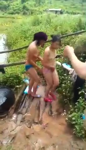 美女洗澡