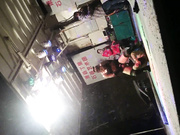 大雪纷飞撑着雨伞露天看乡下草台班子的精彩表演