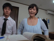 妈妈给儿子检查功课，儿子对妈妈的乳房产生了浓厚兴趣。