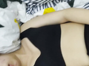 猥瑣眼鏡男勾搭到的清純水嫩大學美女帶入出租屋瘋狂嗨皮 振動棒玩穴搞得淫水直流 直插花心爽得嗷嗷直叫 國語720P高清