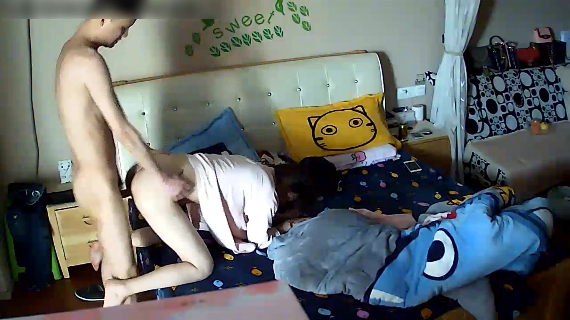 居家攝像頭黑客破解拍攝到的高顏值氣質範性感美女午休時被男友扒掉內褲各種姿勢強幹 有點猛幹的淫叫不止 1080P高清