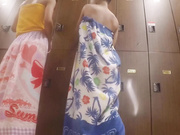 女偷拍客潛入大學生浴室更衣室近距離偷拍學生妹沐浴更衣 苗條身材堅挺美乳看得讓人欲火焚身 1080P高清原版