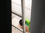 精品推薦 晚上睡不著趴窗戶偷窺鄰居出租屋打工妹子洗澡 貌似下面毛毛還挺多看得欲火焚身 720P高清原版
