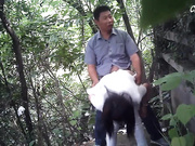 獨家推薦 猥瑣大叔郊外樹林約了個白衣太陽鏡少婦啪啪野戰 邊聊邊擼雞巴 站立後入幹得嗷嗷直叫～720P高清