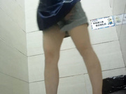 某大型商場公共衛生間拍攝到的各式美女少婦如廁 有個短裙妹子肥嫩逼逼貌似還未開苞啊 1080P高清原版