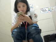 國內某大型商場公共女廁拍攝到的各式美女少婦如廁 有個身材苗條皮膚白皙妹子衛生巾超大 1080原版高清