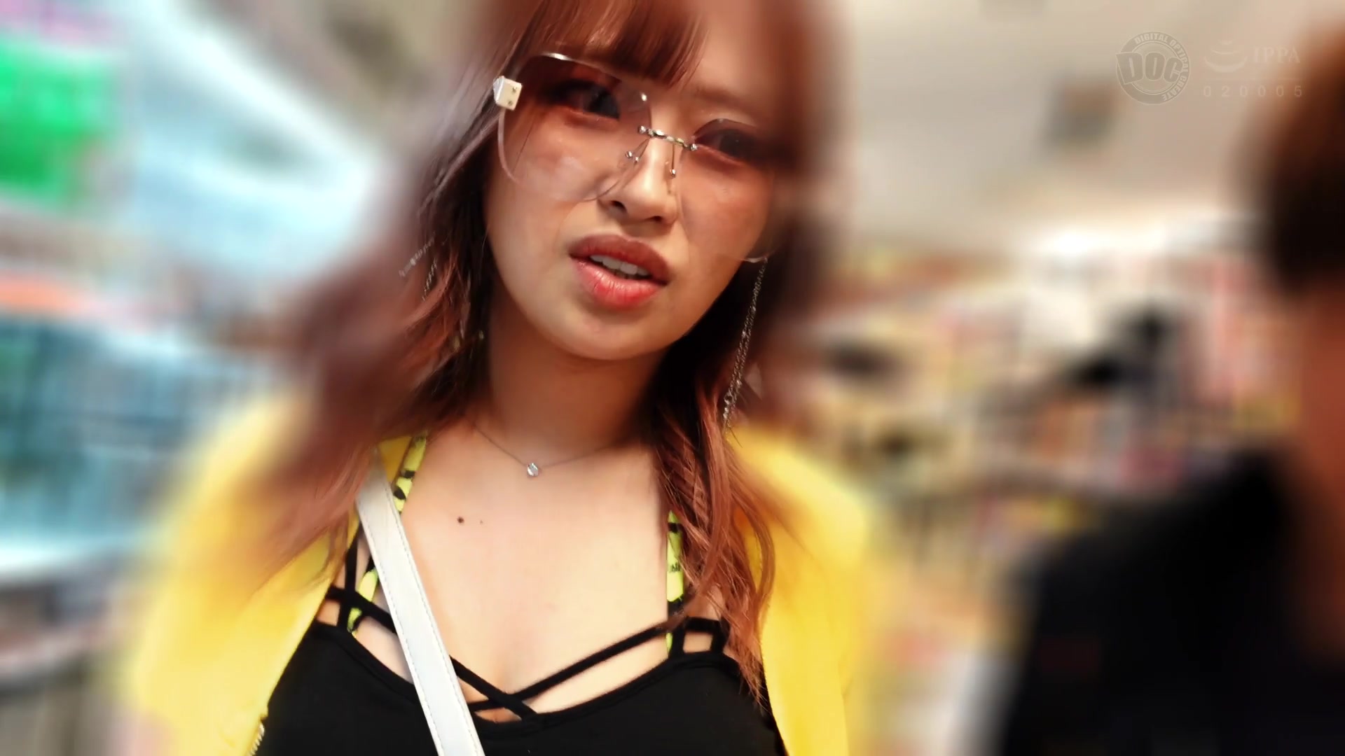 [HMRK-028] 男の家巡り系エロインフルエンサー 居酒屋で出会ったチ●ポ大好きド淫乱極上ギャル！椿りか - 1of5