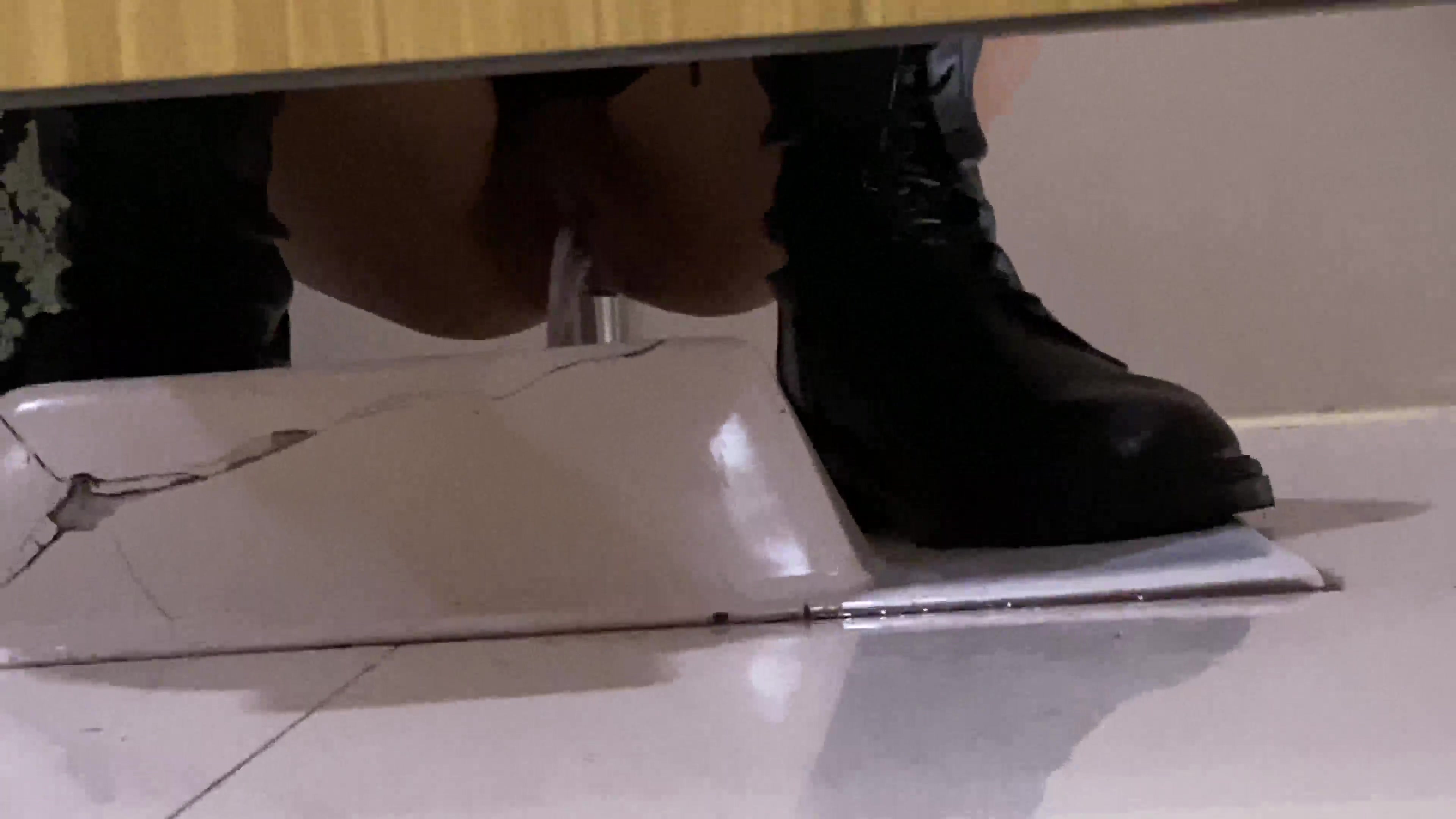 最新流出-商場公共女廁偷拍各式美女少婦如廁噓噓 貌似差點被個警覺妹子發現 4K高清原版