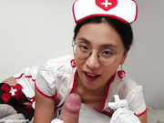 最新流出推特紅人騷女留學生劇情演繹之COS小護士給病人口活 戴著眼鏡吸舔擼 騷浪樣讓人受不了 720P高清原版