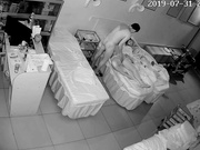 最新流出美容院攝像頭黑客破解拍攝到的中年夫妻趁女兒熟睡時過性生活 手擼主動張開雙腿給操表情銷魂 1080P高清