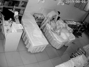 最新流出美容院攝像頭黑客破解拍攝到的中年夫妻趁女兒熟睡時過性生活 手擼主動張開雙腿給操表情銷魂 1080P高清