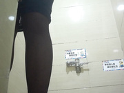 某商場公共女廁拍攝到的各式美女如廁 有個黑絲美女服務員尿完後還對著鏡子看逼逼～1080P高清