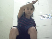 某商場公共女廁拍攝到的各式美女如廁 有個黑絲美女服務員尿完後還對著鏡子看逼逼～1080P高清
