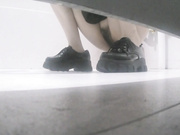 最新流出某辦公樓公共女廁拍攝到的各式白領美女如廁噓噓 貌似關系不錯的兩個漂亮閨蜜輪流來尿尿 1080P高清原版