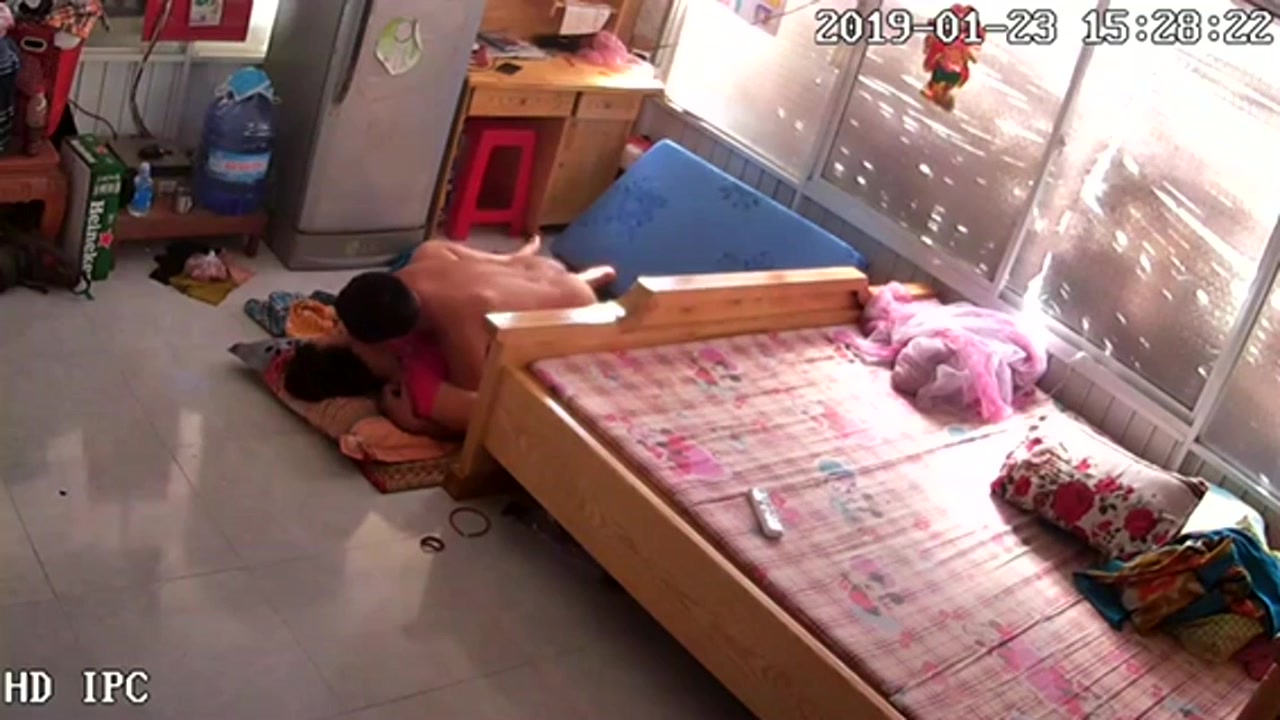 最新流出破解家庭網絡攝像頭下中班的猥瑣小哥回家和媳婦打地鋪做愛 沒熱身撲騰幾下就射了～720P高清