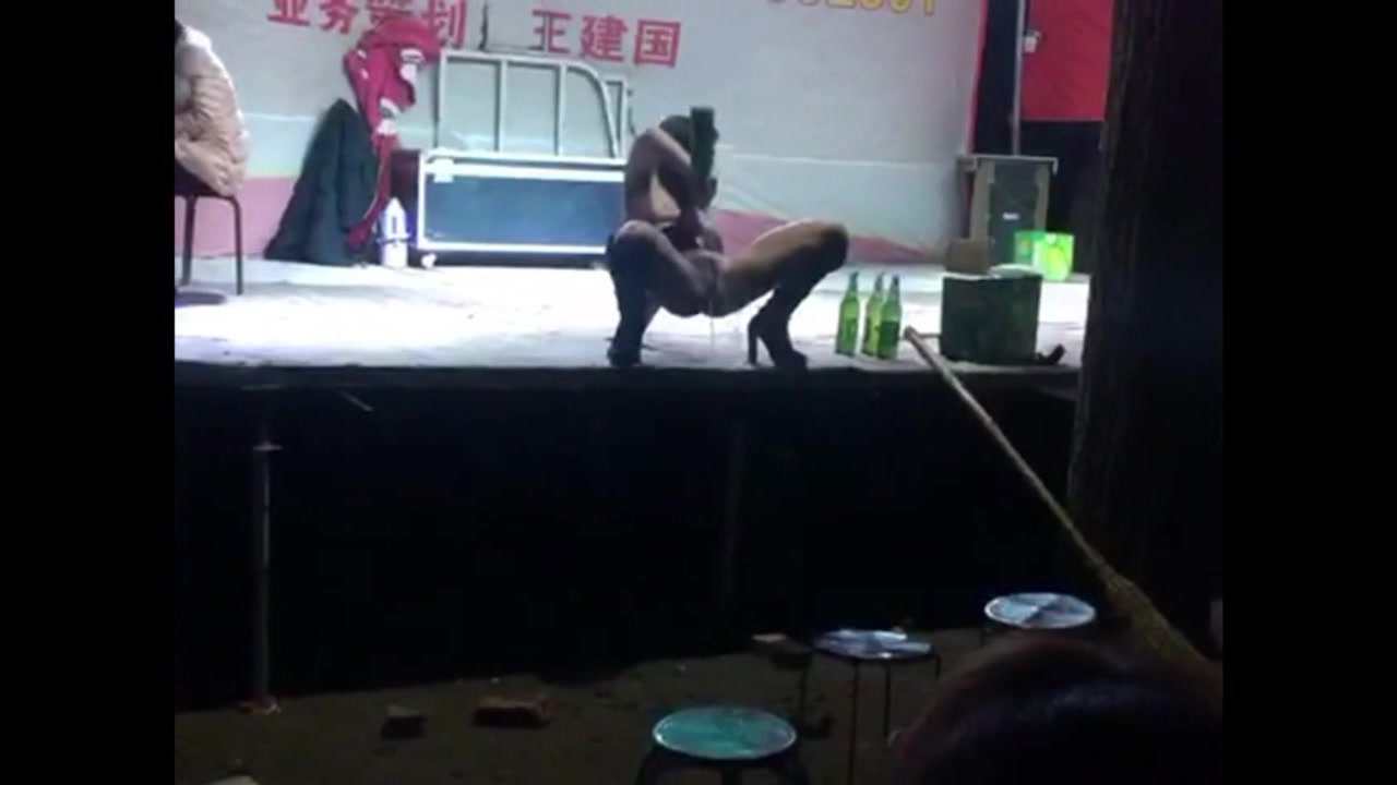 火爆的縣城鄉村劇場表演裸體艷舞 各種搔首弄姿挑逗 還讓舞女用打火機燎雞巴毛 場面淫蕩刺激 720P原版高清