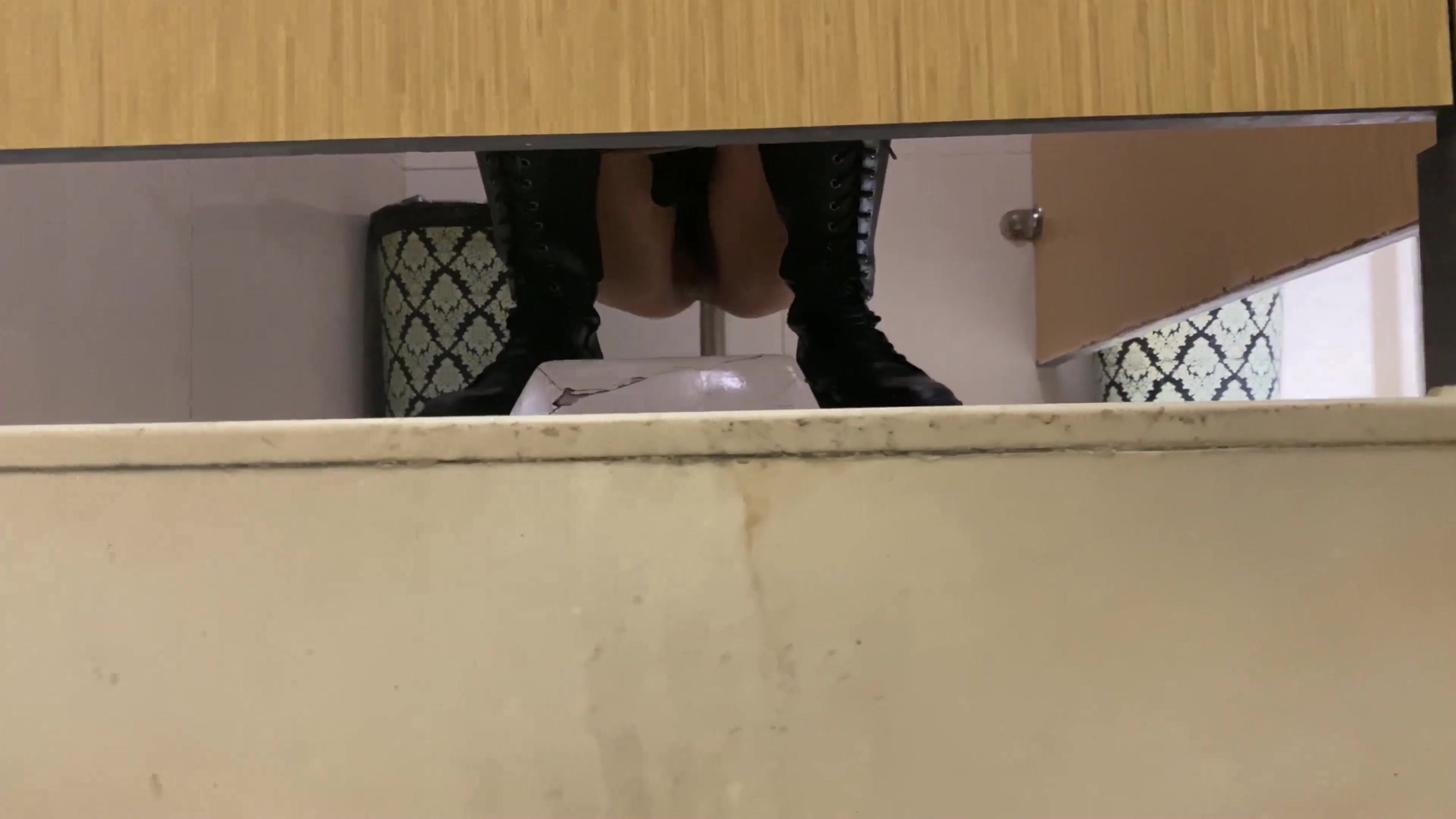 最新流出某商場公共女廁偷拍各式美女少婦如廁噓噓 貌似有個醉酒妹子不關門尿尿看得欲火焚身 4K高清無水印原版
