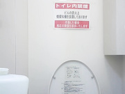 外站最新流出作品-貌似名牌購物商城公共衛生間拍攝到的各式打扮時尚的氣質顏值美女如廁 肥臀大屁股看得誘惑十足 原版高清